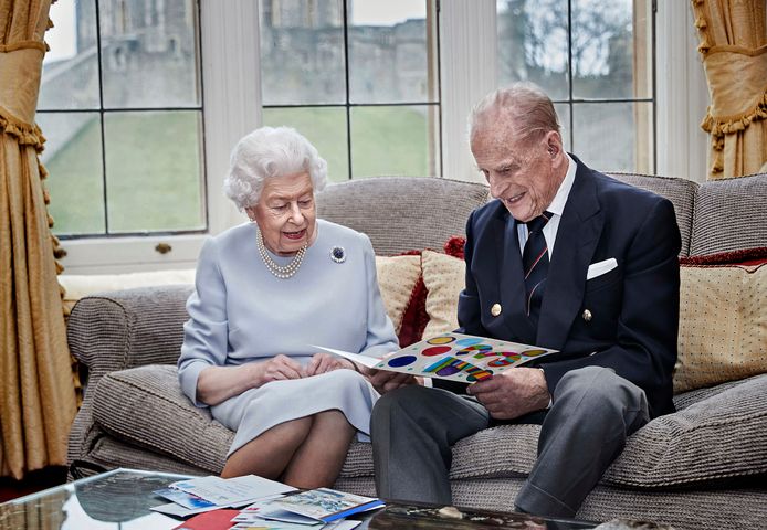 Queen Elizabeth En Philip Krijgen Op 73e Trouwdag Kleurrijke Kaart Van Kleinkinderen Show Ad Nl