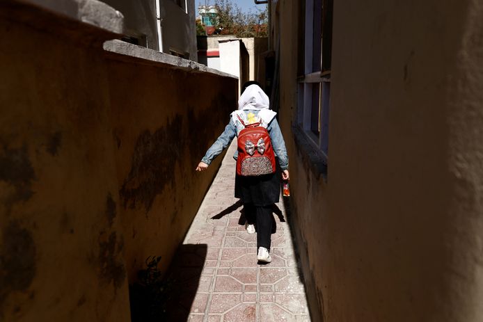 Afghaans meisje loopt terug van school.