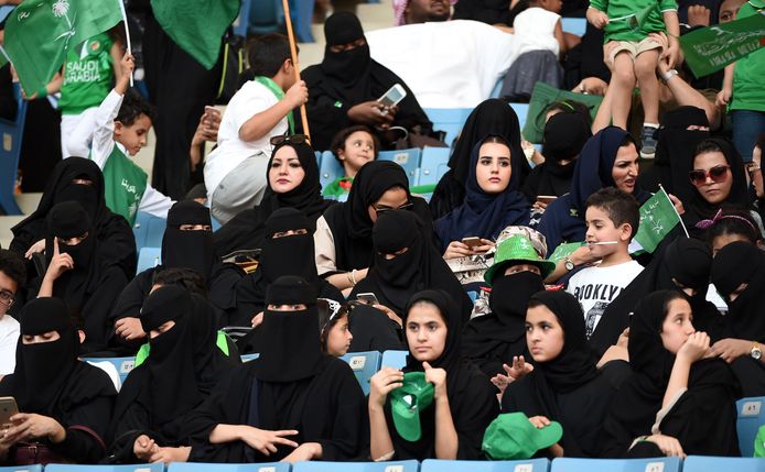 Hun koninkrijk werd vorig jaar 87, en dus waren Saoedische vrouwen voor het eerst toegelaten in een voetbalstadion, waar ze concerten en voorstellingen mochten bijwonen. Komende vrijdag mogen ze voor het eerst naar een voetbalwedstrijd.
