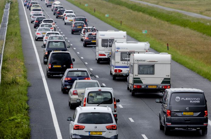 Drukte op de snelweg door veel vakantieverkeer: ook deze zaterdag is het weer raak op veel plekken in Europa