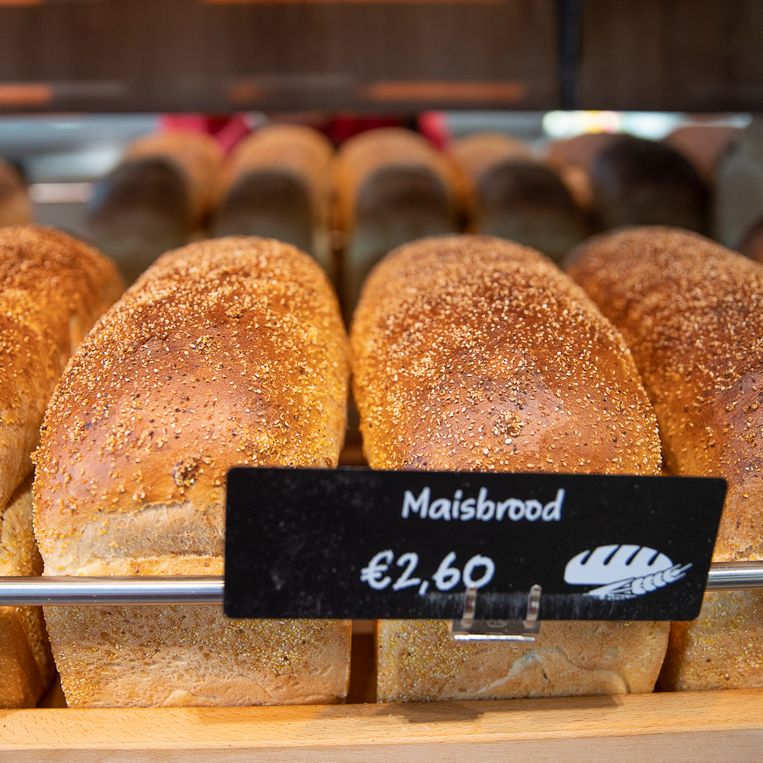 Ook bij bakkerij Alsady in Assen stijgen de prijzen, want grondstoffen worden duurder.  Beeld Harry Cock / de Volkskrant