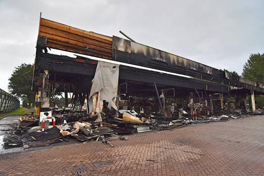 Na de brand van afgelopen nacht is er weinig over van tankstation De Andel