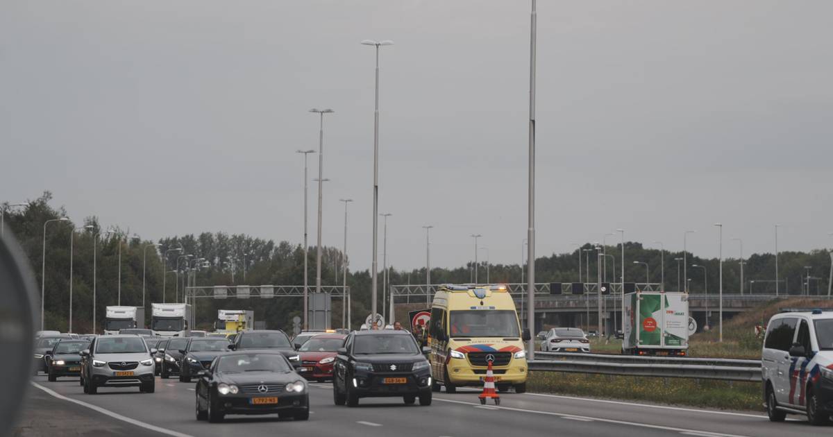 Weer ongeluk op A28: aanrijding bij Staphorst waarbij auto’s en vrachtwagen zijn betrokken.