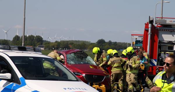 Bestuurder bekneld bij botsing in Nijkerk.