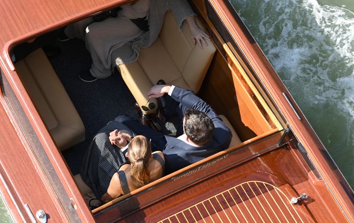 Ben en Jennifer zaten hand in hand in de watertaxi.