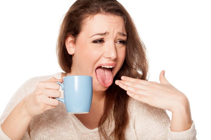 Wat doe je best als je je tong hebt verbrand aan warm eten of een warme drank?