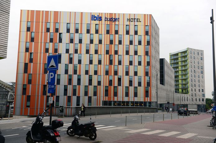 Enkele vluchtelingen verblijven al een maand op hotel in Leuven maar krijgen nu een alternatief aangeboden bij de eigenaar van de onbewoonbaar verklaarde panden.