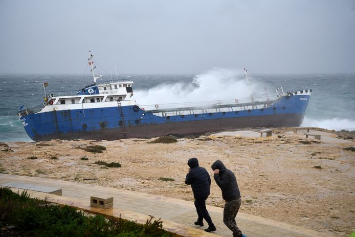 Een vrachtschip is, door slecht weer en harde wind, vastgelopen op de Maltese kust in Qawra. Foto Mark Zammit Cordina