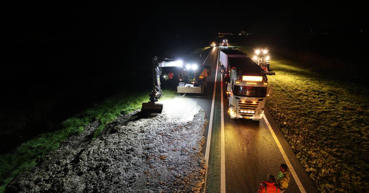 N50 bij Kampen naar verwachting pas in de nacht weer vrij van stinkende laag slachtafval uit gekantelde vrachtwagen.