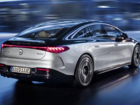 Eerste elektrische topklasse-sedan komt net zo ver als een diesel: dit is de Mercedes EQS
