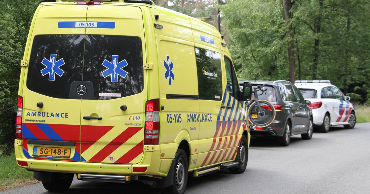 Wielrenner ten val na botsing met caravan in Nijverdal.
