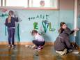 De leerlingen van basisschool De Tandem in Westkerke mogen hun oude school bespuiten met graffiti.
