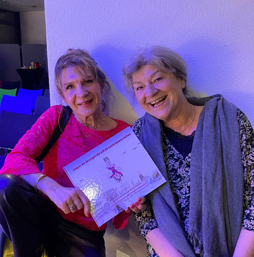 Marya Hüsstege (links) en Ineke Schilders-Verhoeven hebben samen een kerstsprookje in een boekje vormgegeven