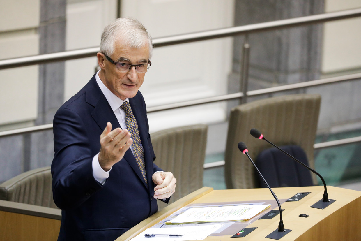 Minister-president Geert Bourgeois wijst erop dat Didier Tollenaere, de waar­nemend gouverneur, voor continuïteit kan zorgen.  Beeld BELGA