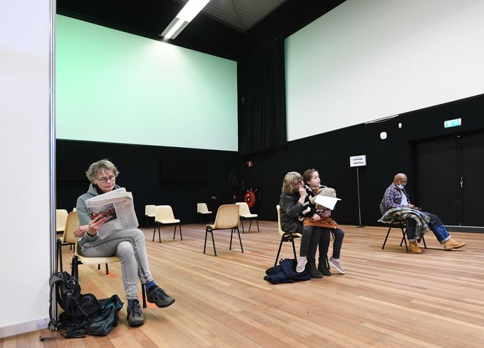 Na de vaccinatie moeten mensen nu een kwartier wachten. In verband met mogelijke bijwerkingen