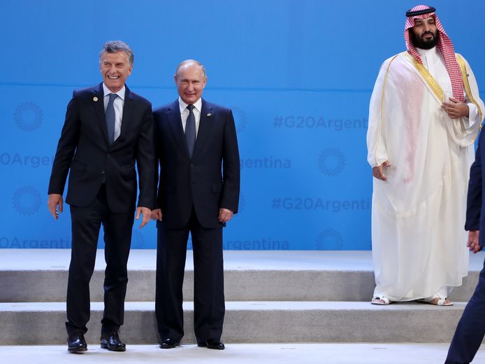 Argentijns president Mauricio Macri met Russisch president Vladimir Poetin terwijl de Saudische kroonprins bin Salman apart staat.