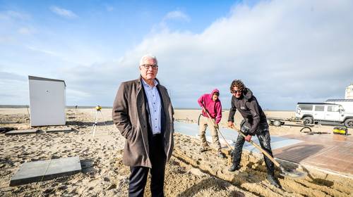 Een zetel huren op het strand en drankje kopen: het mag in Knokke, maar niet in Blankenberge en Oostende. “Als we alles gaan verbieden, vrees ik voor chaos”