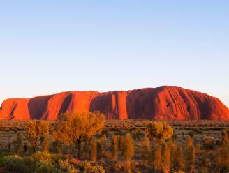 Australiër krijgt boete van 1.700 euro nadat hij Uluru beklimt: eerste veroordeling sinds verbod op betreden van heilige rotsformatie
