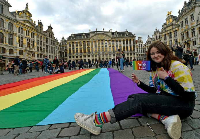 Met grote regenboogvlag trok men vrijdagavond door de Brusselse centrumstraten.