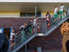 Tollebeek kijkt naar boven en Tonego naar beneden: het jonge grut verslaat de verouderde garde
