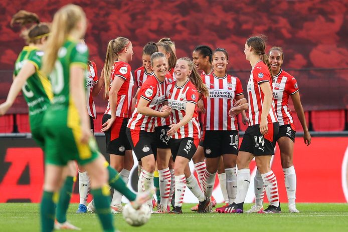 De vrouwen van PSV wonnen vrijdagavond bij hun debuut in het Philips Stadion met 6-2 van ADO Den Haag.