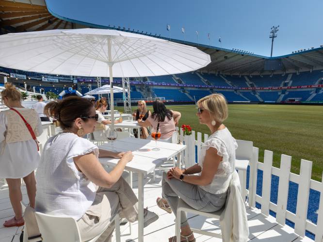 NET OPEN. Zomerbar opent naast grasveld van Cegeka Arena: “Een primeur voor Belgisch voetbalstadion”