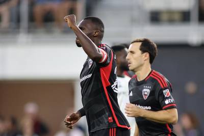 Christian Benteke marque et gagne avec DC United face à Hugo Cuypers et Chicago Fire