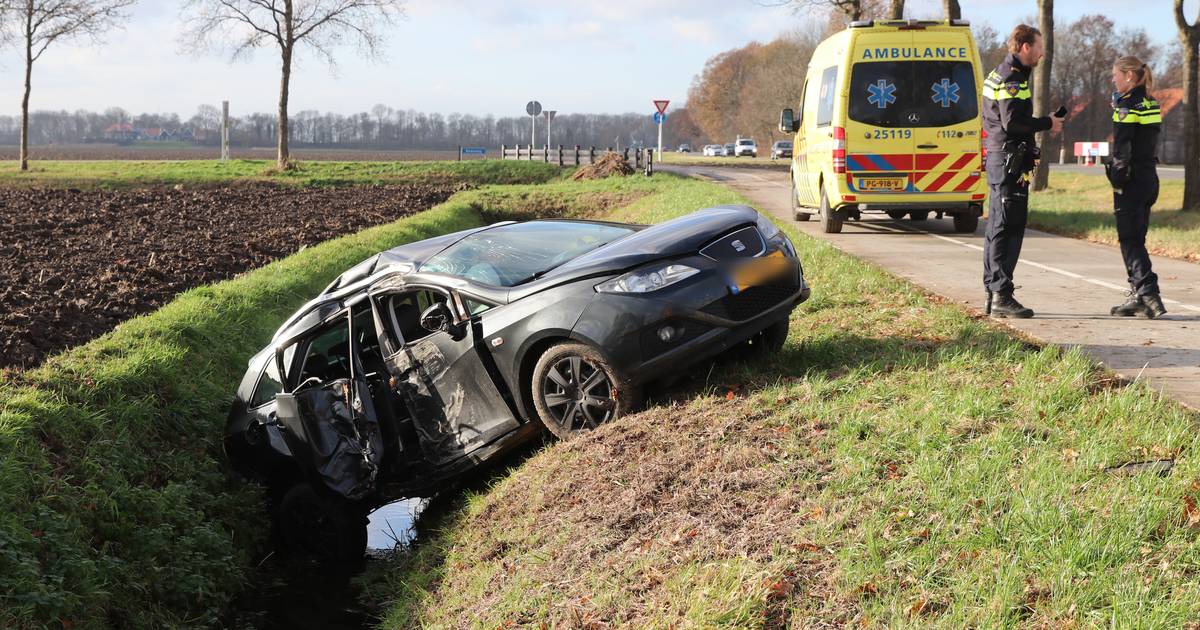 Bestuurder gewond bij botsing met bomen in Ens.