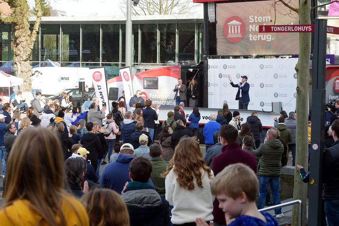 Thierry Baudet spreekt mensen toe op het Tongerloplein in aanloop naar de Tweede Kamerverkiezingen, archiefbeeld uit 2021. Vooral vanwege zijn uitlatingen, zijn Roosendaalse partijen niet happig op samenwerking met de lokale FvD-tak.