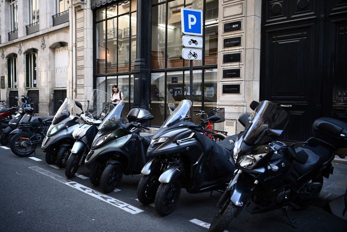 Geparkeerde scooters en motoren in Parijs.