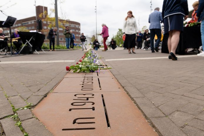 Bloemen bij het monument achter station in Hengelo. Het kwam er vier jaar geleden.