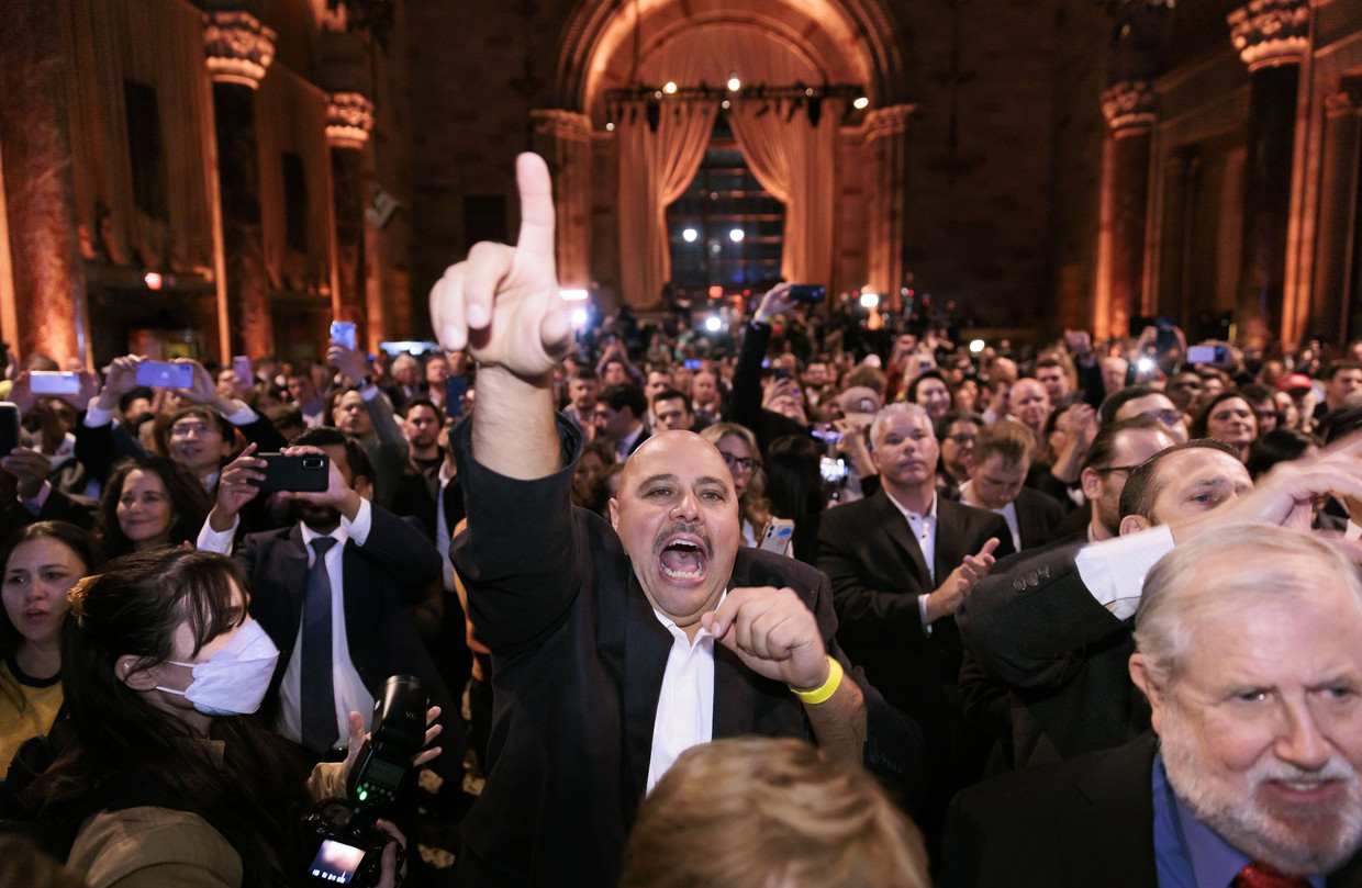Een Republikeinse kiezer juicht bij een toespraak tijdens de verkiezingsnacht. Beeld Justin Lane / EPA