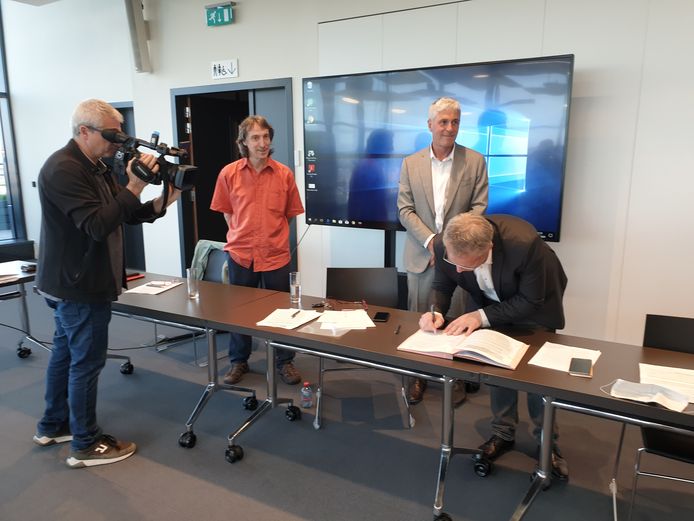 Le Ministre wallon Philippe Henry (Ecolo), a signé la convention de la création d'une Centrale locale de Mobilité pour Charleroi Métropole