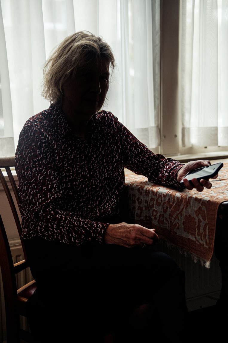 De 70-jarige Lisanne raakte door een combinatie van whatsappfraude en spoofing 41.000 euro kwijt.  Beeld Jakob van Vliet