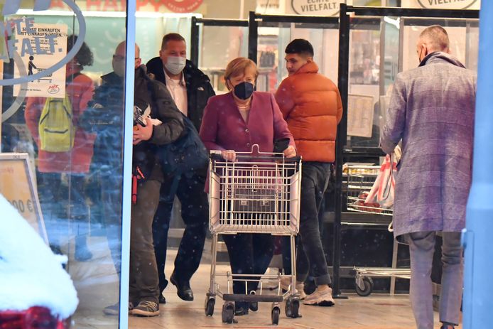 Op haar eerste vrije dag na haar afscheid ging Angela Merkel boodschappen doen bij haar favoriete supermarkt Ullrich.