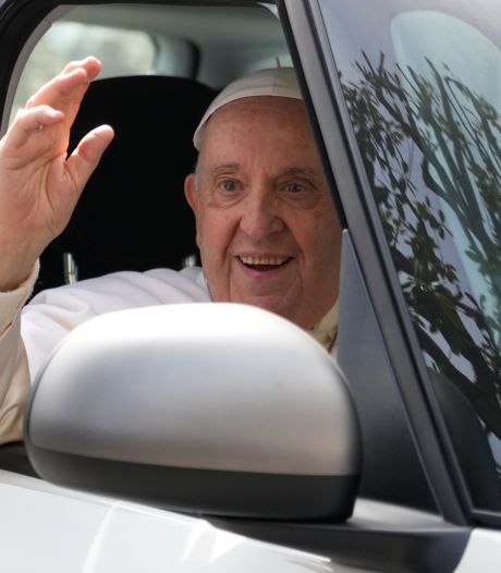 "Je suis encore vivant" : le pape quitte l'hôpital en bonne forme