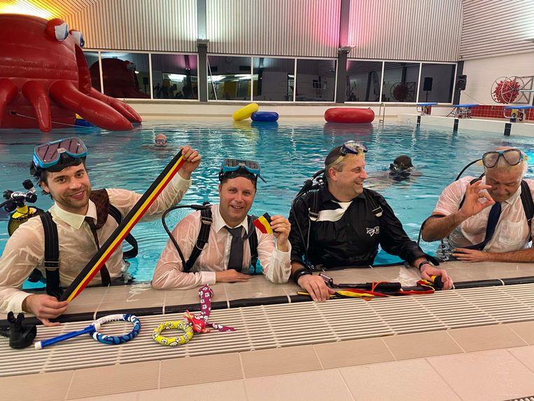 Zwembad Opent Op Originele Manier Burgemeester Knipt Lintje Onder 