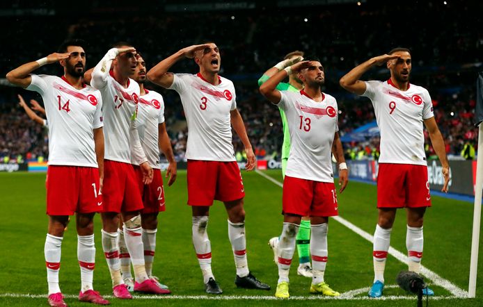 Erdogan Steunt Saluut Turkse Internationals Natuurlijk En Vanzelfsprekend Buitenlands Voetbal Ad Nl