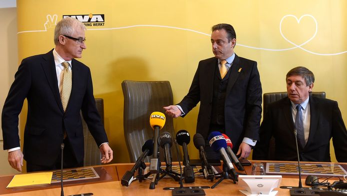 Vlnr. Vlaams minister-president Geert Bourgeois, partijvoorzitter Bart De Wever en ex-vicepremier Jan Jambon (archiefbeeld).