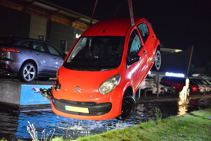 De auto belandde in een waterbak in Breda.