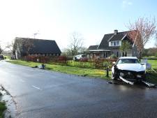 Auto belandt in tuin van een woning na botsing in buitengebied van Wierden
