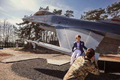 Communicanten poseren voor foto met... straaljager: vliegbasis scheert hoge toppen met originele kiekjes
