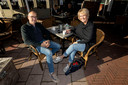 Kees Hermans en Connie Snep ontspannen op een Reusels terrasje.