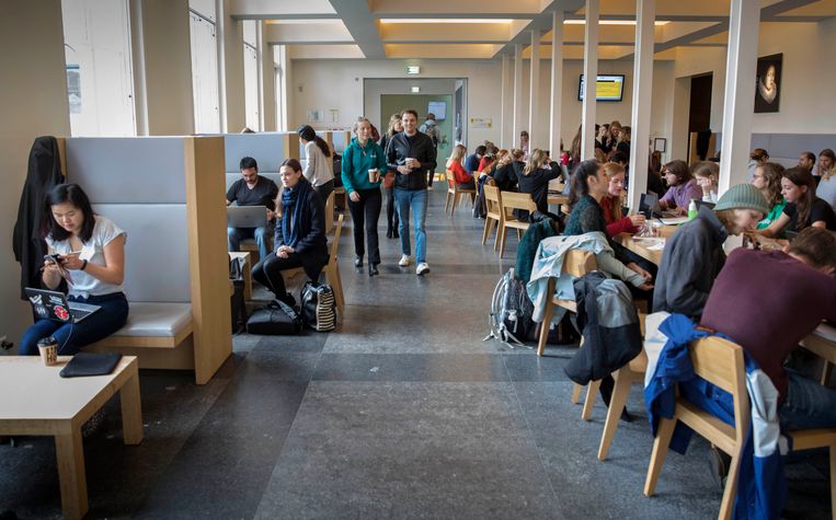 De bibliotheek van de Universiteit Utrecht wordt steeds voller.  Beeld Werry Crone
