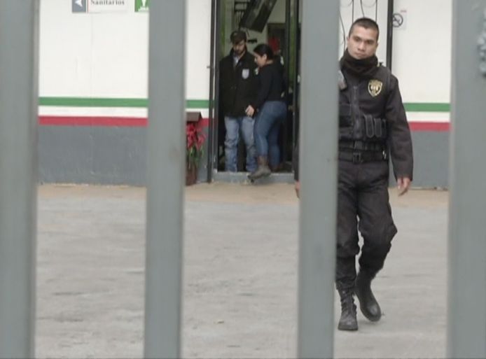 Ethan Couch wordt door het detentiecentrum in Guadalajara geleid.