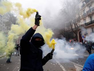 ‘Moeder aller stakingen’ teistert heel Frankrijk: rellen in Parijs