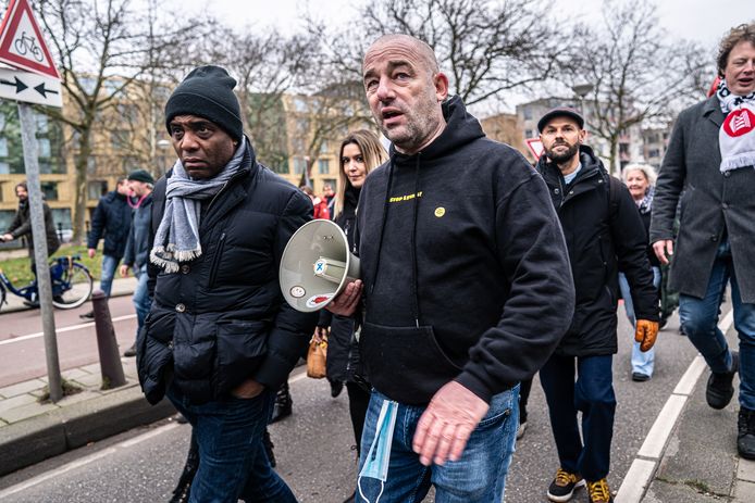 Michel Reijinga, voorzitter van Nederland in Verzet, zou op 27 februari gaan demonstreren in Den Bosch. Dat gaat niet door.  Op de foto voert hij actie in Amsterdam.