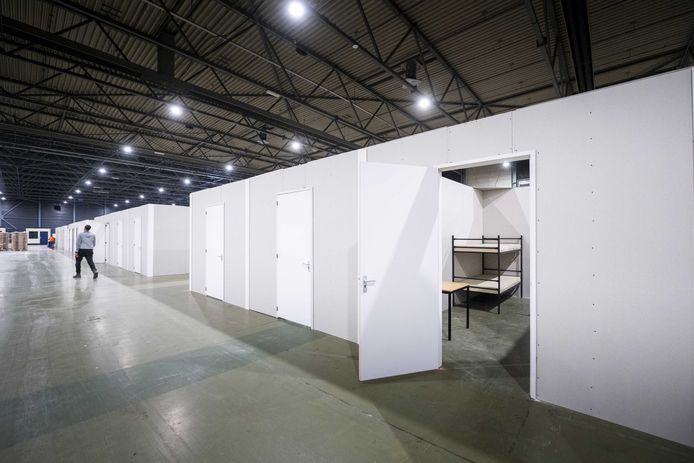 Opbouw van de overlooplocatie voor asielzoekers in het WTC Expo in Leeuwarden. De locatie is bestemd voor nieuwe asielzoekers die nog niet kunnen worden opgevangen in het aanmeldcentrum in Ter Apel.