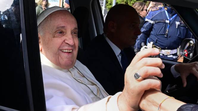 Paus Franciscus na drie nachten ontslagen uit ziekenhuis, doopte er op de valreep nog een baby: “Ik leef nog”