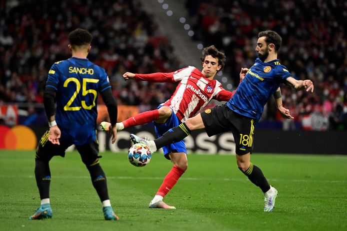 Bruno Fernandes in duel met Joao Felix (midden).